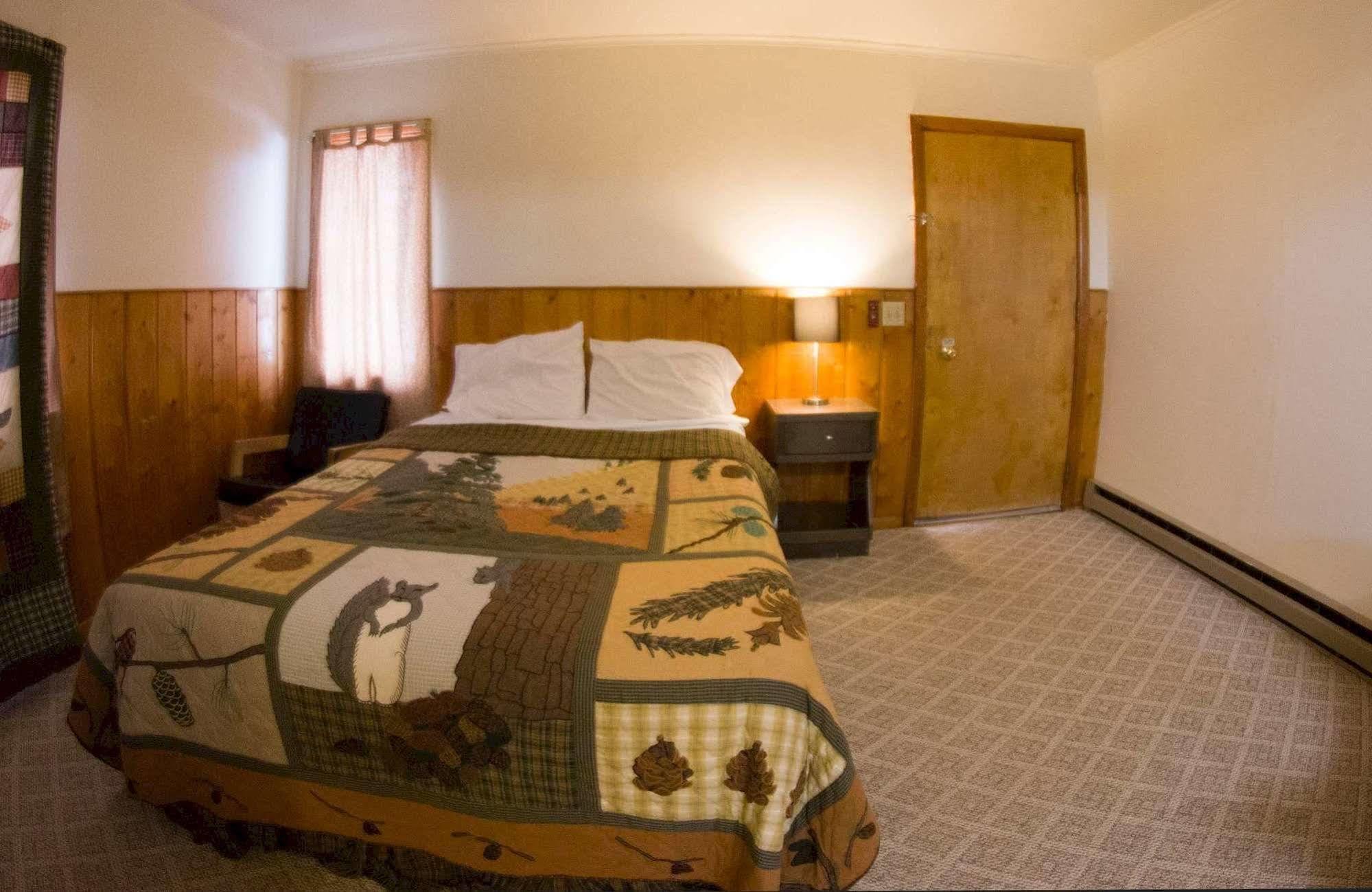 Yellowstone Holiday Motel 西黄石 外观 照片