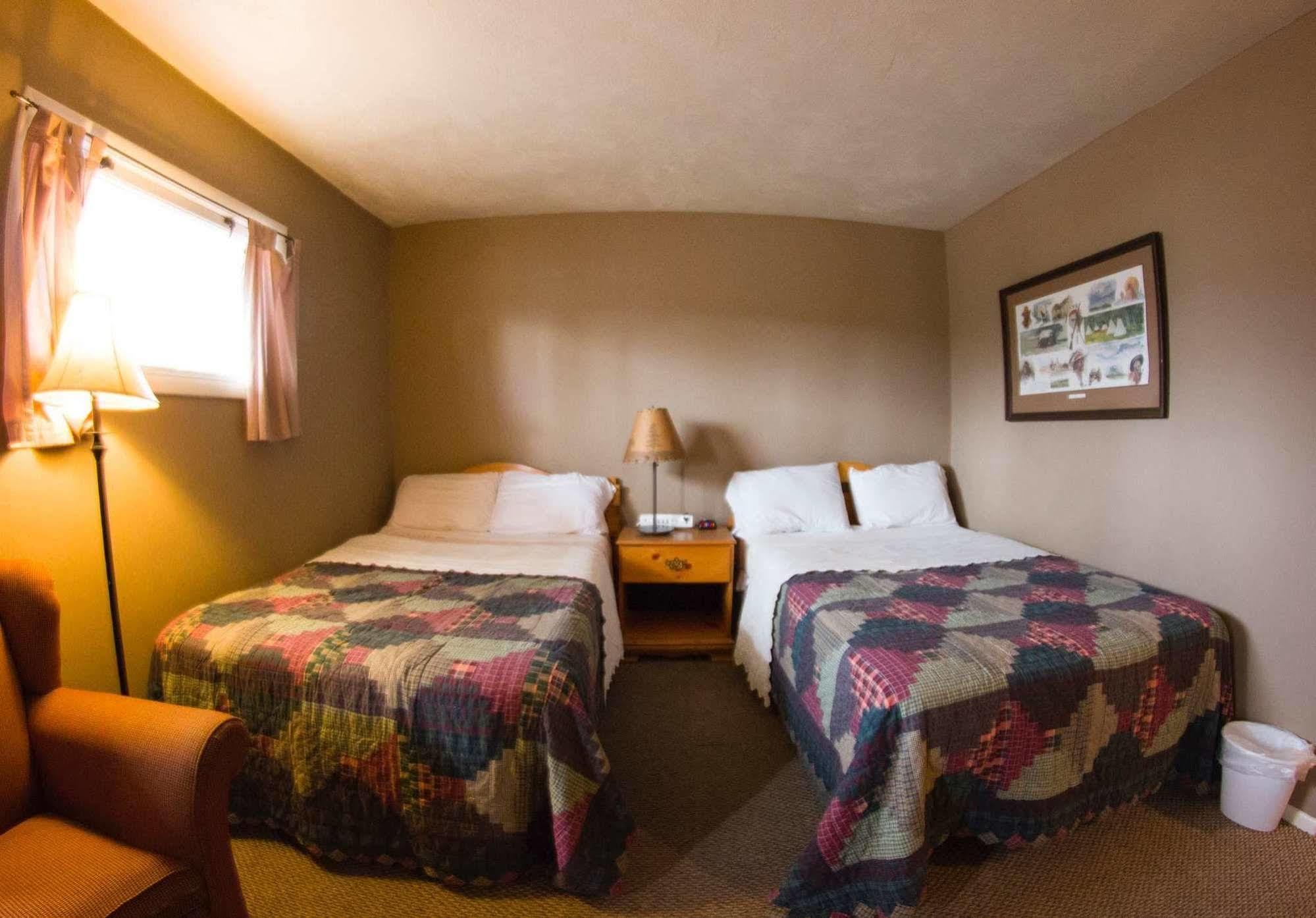 Yellowstone Holiday Motel 西黄石 外观 照片