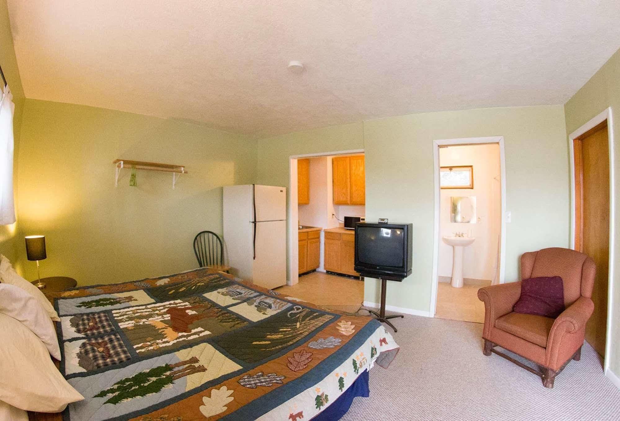 Yellowstone Holiday Motel 西黄石 外观 照片