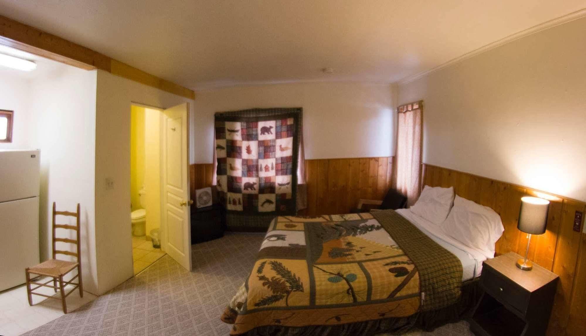 Yellowstone Holiday Motel 西黄石 外观 照片