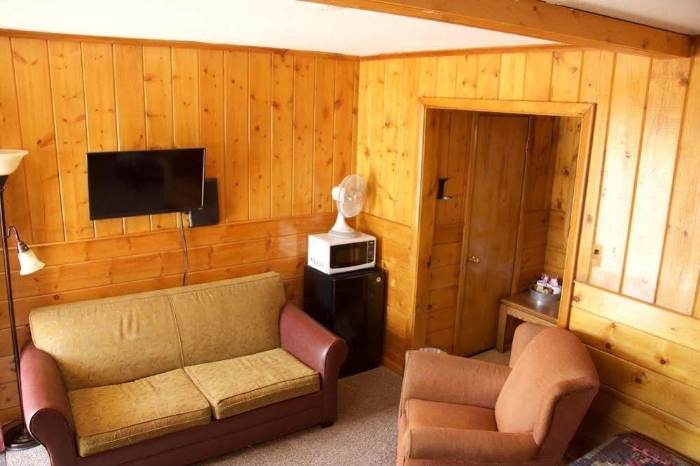 Yellowstone Holiday Motel 西黄石 外观 照片