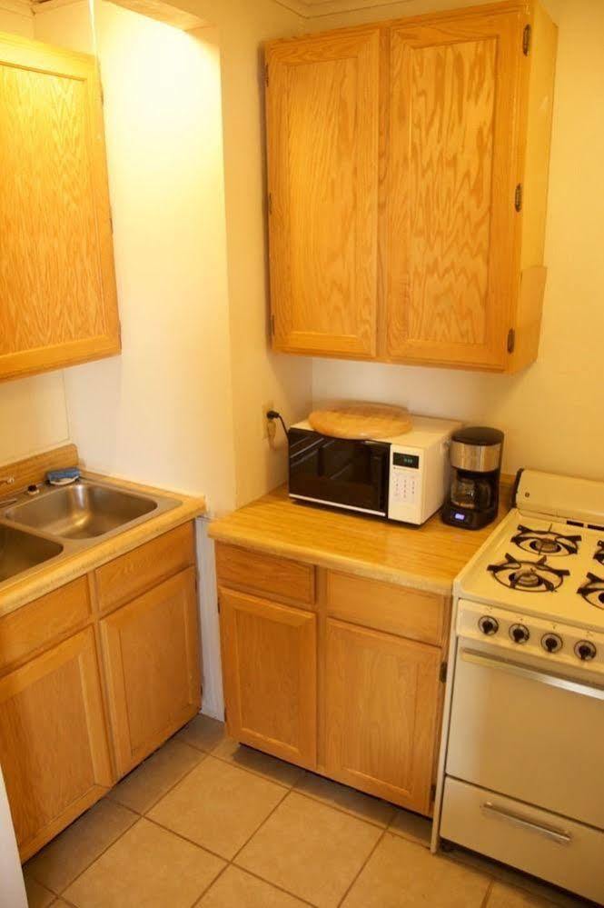 Yellowstone Holiday Motel 西黄石 外观 照片