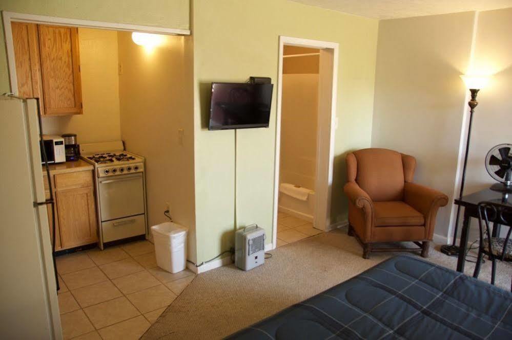Yellowstone Holiday Motel 西黄石 外观 照片